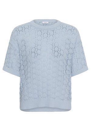 Světle modrý pletený top s krátkým rukávem a krajkovým vzorem, žebrovaným kulatým výstřihem, manžetami a lemem, zobrazený na bílém pozadí.