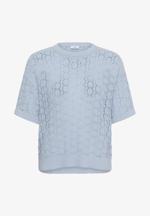 Lyseblå kortærmet strikbluse med blondemønster, ribstrikket rund hals, manchetter og kant, vist mod hvid baggrund.