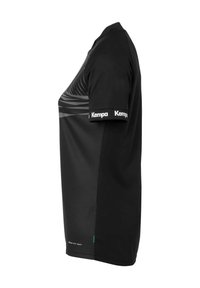 Zwarte sport t-shirt gemaakt van vochtregulerende stof, met een gebogen patroon op de voorkant en merkgebonden manchetten.