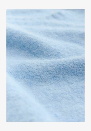 Lyseblåt stof med en blød, tekstureret overflade. Har et fint væv med en smule pels og subtile variationer i nuancen.