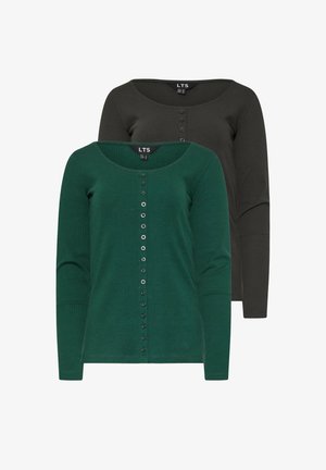 Due magliette a maniche lunghe: una verde con texture a costine e una patta di bottoni, l'altra grigio scuro con un design simile.