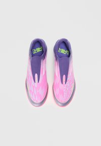 Ružičasto-ljubičaste slip-on cipele imaju gradijentni dizajn, teksturirani gornji deo i neonski zeleni branding na ulošku. Glatki đon s refleksnim akcentima.