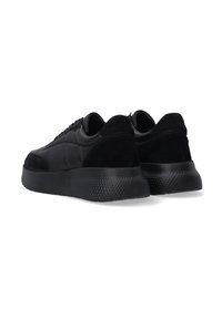 Schwarze Sneakers aus einer Mischung aus glattem Leder und Wildleder, runde Zehenpartie, flache Gummisohle mit strukturierten Details und Schnürdesign.