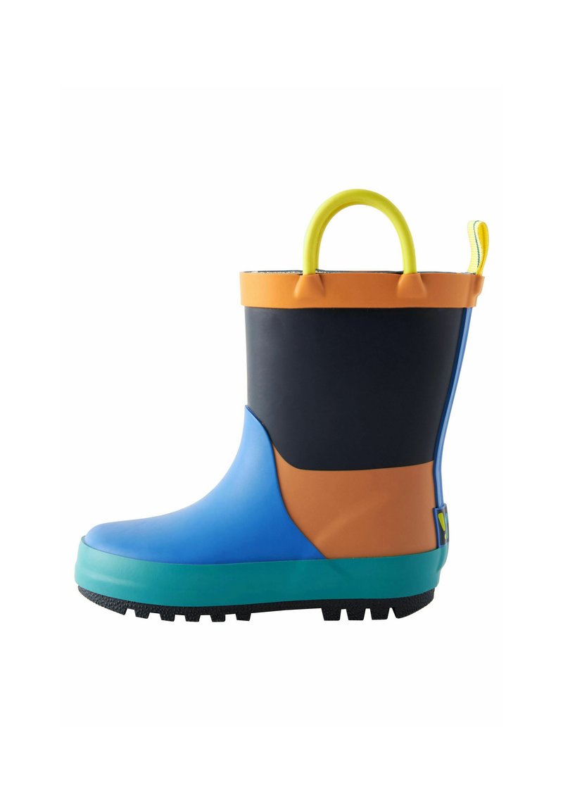 Bottes de pluie imperméables pour enfants avec des sections bleues, noires, orange et vertes, semelle texturée et une poignée jaune pour un enfilage facile.