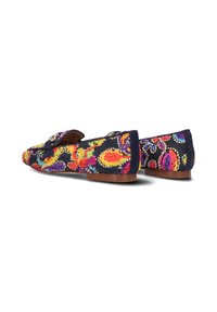 Kleurige geborduurde loafers met een marineblauwe basis, voorzien van ingewikkelde meerkleurige bloemenpatronen, platte zolen en een decoratieve strikdetail.