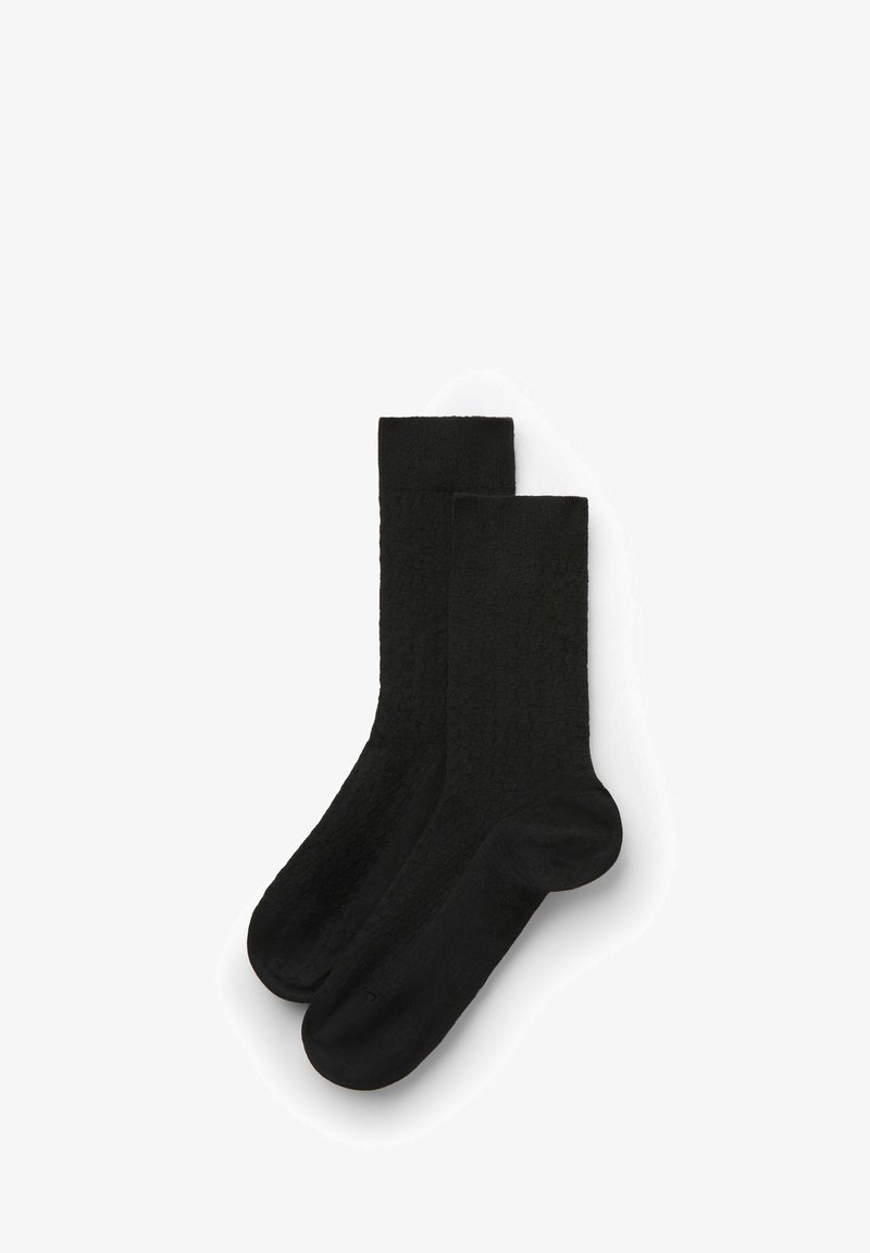 Sorte sokker med et tekstureret mønster, lavet af et blødt stof. De har en ribbet kant og et glat fodsengdesign.