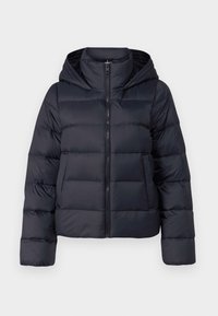 Giacca imbottita nera trapuntata con cappuccio e cerniera frontale, caratterizzata da cuciture orizzontali e due tasche laterali.