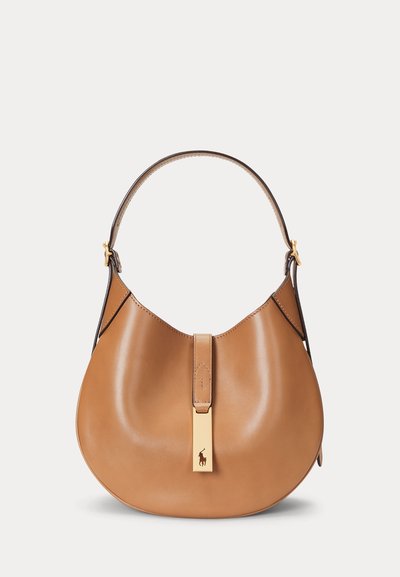 Hellbraune, halbmondförmige Ledertasche mit einem Henkel und goldfarbenem Verschluss mit einem Pferd- und Reiter-Logo.