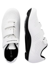 Witte fietsschoenen met een slank ontwerp, voorzien van een geperforeerde textuur, klittenbandsluitingen en een zwarte rubberen zool met een bevestigingspunt voor de schoenplaat.