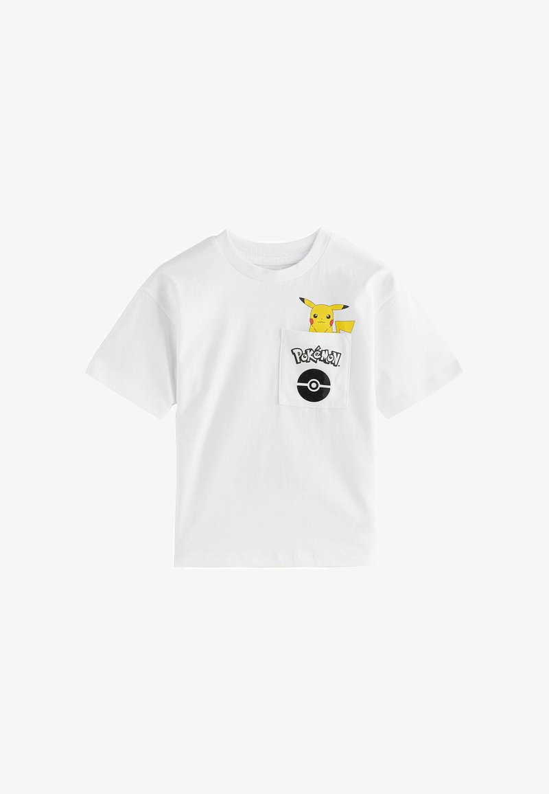 Valge puuvillane T-särk, millel on Pikachu graafika taskul ja Pokéballi disain teksti "Pokémon" all. Lühikesed varrukad ja ümmargune kaelus.