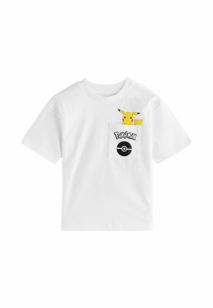 Balta medvilninė marškinėliai su Pikachu grafika ant krūtinės kišenės ir juoda Pokéball dizainu po Pokémon logotipu.