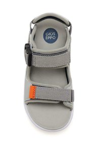 Sandal gris avec des sangles ajustables grises et un accent orange. Présente une semelle intérieure rembourrée et une semelle blanche. Logo visible sur la semelle intérieure.