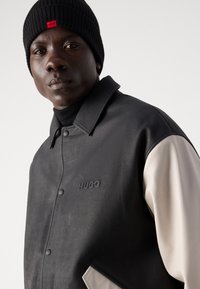 HUGO LIMER - Bomberjacks - black