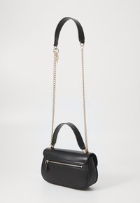 Borsa nera con finitura in pelle liscia. Presenta un manico superiore, una tracolla a catena e una tasca frontale con zip. Design compatto e strutturato.