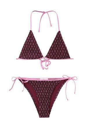 Bikini morado texturizado con ribete rosa, que presenta un top halter de triángulo con lazadas y pantalones a juego con lazada lateral.