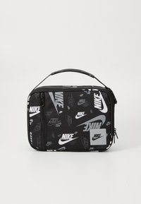 Sort lynlås taske med et gentaget Nike-logo mønster i hvidt og gråt, med et håndtag og et lille gråt patch-logo.