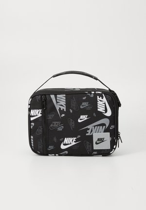 Crni torbica na zip s ponavljajućim uzorkom Nike loga u bijeloj i sivoj boji, s ručkom i malim sivim logom.