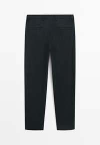 Pantaloni neri su misura con passanti per cintura e due tasche a filetto posteriori, taglio dritto, mostrati distesi su uno sfondo bianco.