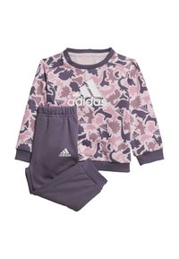 Sweatshirt à motif camouflage rose et violet avec pantalon gris ; fabriqué en tissu doux, avec des poignets côtelés et un logo Adidas sur les deux articles.