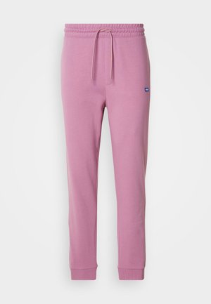 Rosa bomullssweatpants med dragsko i midjan, ribbade muddar och en liten blå logo på sidan. Mjuk textur och avslappnad passform.
