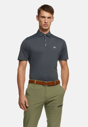 Donkergrijze polo met een kraag, korte mouwen en drie knopen. Heeft een klein logo op de linkerkant van de borst en een gladde stof.