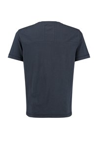 Camiseta de manga corta azul oscura hecha de algodón, con un sencillo escote redondeado y una textura textil suave. Sin detalles prominentes.