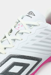 Pantofii de fotbal albi, cu un superior sintetic texturat, model geometric negru, accente roz și închidere tradițională cu șireturi. Prezintă logo-ul 'Velocity'.