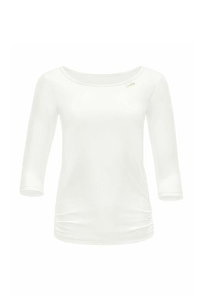 Top alb pentru femei, ajustat, cu mâneci trei sferturi, decolteu în barcă și strângere subtilă pe lateral la tiv.