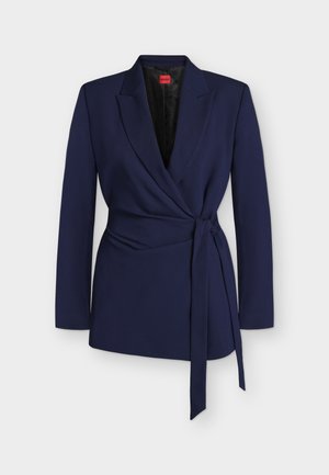 Tumesinist värvi naiste bleiser pikkade varrukatega, sallist kraega, ees sõlmitav ja sametüki vööga vööga vööd vöö küljes.