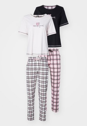 T-shirt en coton rose avec le texte "temps pour moi", associé à un pantalon de pyjama évasé à carreaux noirs et roses, présenté sur un fond de tapis clair.