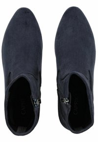 Une paire de bottines en daim bleu marine foncé avec des zips latéraux, des pointes effilées et des talons courts, vues de dessus sur un fond blanc.
