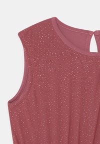 Burgundowa sukienka bez rękawów o jednolitej fakturze i złotych drobinkach. Posiada okrągły dekolt oraz mały detal w postaci dziurki z tyłu.