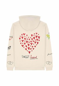 Sudadera beige con un gran diseño de corazón rojo, corazones más pequeños, el texto "SWEET heart" y varios gráficos en las mangas, incluyendo una mariposa y flores.