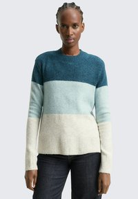 Pull multicolore dans des nuances de vert-bleu, bleu et crème. Présente des poignets et un ourlet côtelés, avec une texture douce et une coupe décontractée.