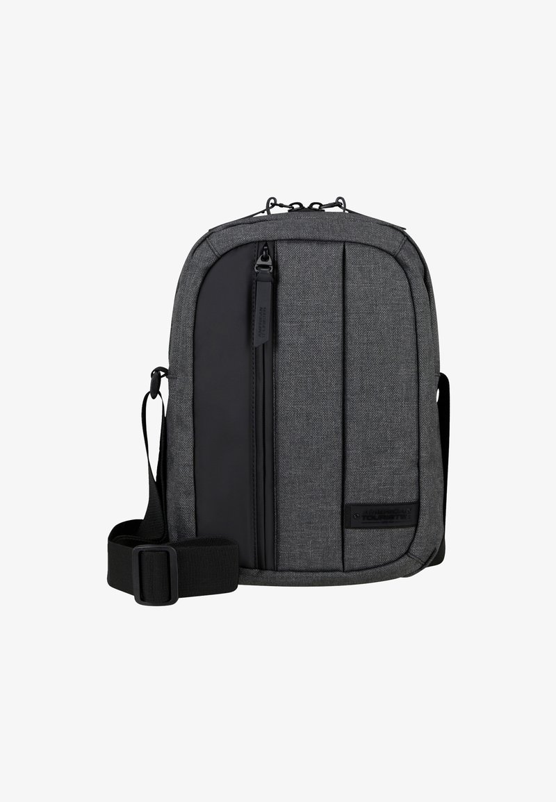 Borsa a tracolla grigia con texture in tessuto, dotata di una tasca anteriore con zipper, tracolla regolabile e accento del logo. Pannello laterale nero liscio.