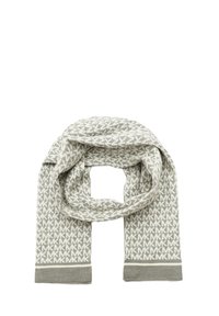 Beżowy i biały dziany szalik z powtarzającym się wzorem "MK" i prążkowanymi krawędziami, złożony w pętlę na środku na białym tle.