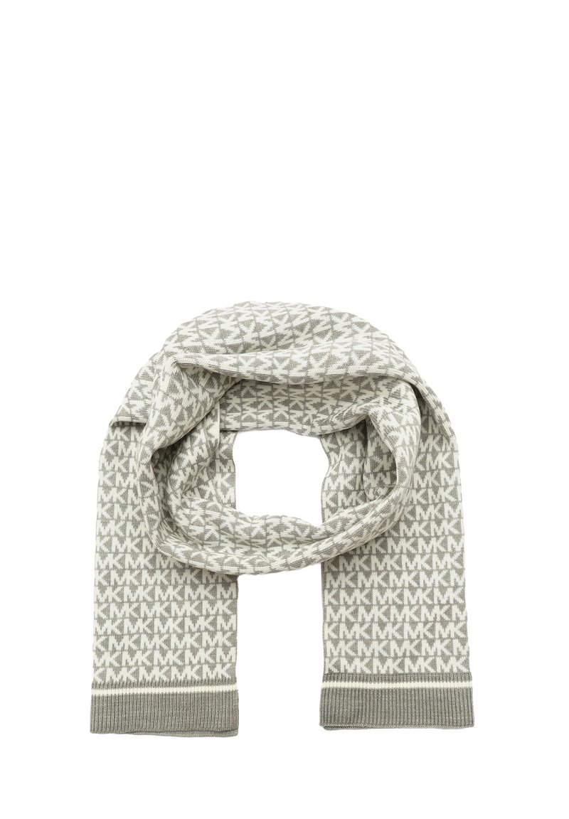 Beżowy i biały dziany szalik z powtarzającym się wzorem "MK" i prążkowanymi krawędziami, złożony w pętlę na środku na białym tle.