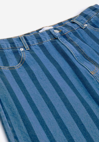 Blaue Jeans aus Denim mit dunklen vertikalen Streifen, Vordertaschen, Gürtelschlaufen, silbernem Knopf und sichtbaren Nähten vor weißem Hintergrund.