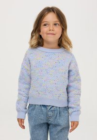 Jasnoniebieski sweter dzianinowy z wielokolorowymi plamkami, okrągłym dekoltem oraz prążkowanymi mankietami i dolnym wykończeniem. Nosi się go z dżinsowymi spodniami w stylu casual.