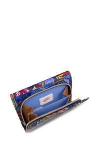 Multicolore ritsportemonnee met bloemenpatroon, stoffen buitenkant en leren accenten. Bevat meerdere kaartsleuven en een blauwe binnenkant.