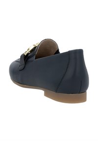 Marineblaue Lederloafers mit niedrigem Absatz, die mit einem goldfarbenen Hardware-Akzent und einer glatten Textur versehen sind. Die Rückseite hat ein dezentes Nahtdetail.