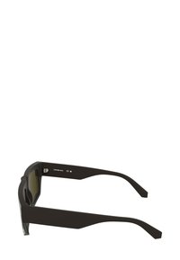 Okulary przeciwsłoneczne o prostokątnych oprawkach, wykonane z ciemnego plastiku, z ciemnymi soczewkami i zwężanymi czarnymi zausznikami. Na wewnętrznej stronie zausznika znajduje się znak firmowy.