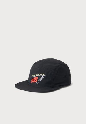 Μαύρο καπέλο τρεξίματος New Balance με επίπεδη γείσο και λογότυπο με κόκκινο "NB" και λευκό κείμενο στο μπροστινό πάνελ.