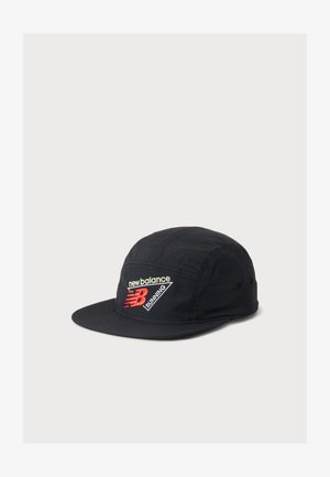 Czarna czapka do biegania New Balance z płaskim daszkiem i logo z czerwonym "NB" oraz białym napisem na przednim panelu.