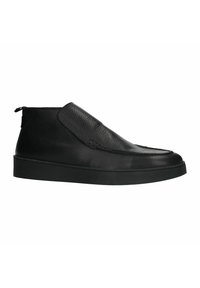 Zwarte leren schoenen met een gladde textuur, instapontwerp, ronde neus en een lage rubberen zool met een subtiele naaddetail.