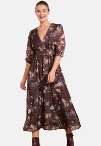 Langes blumiges Kleid in dunkelpink mit Puffärmeln, V-Ausschnitt, tailliertem Schnitt und fließendem Rock. Das Kleid ist mit mehrfarbigen Blumenmustern verziert.