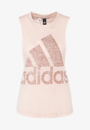 Bezrękawnik w jasnoróżowym kolorze Adidas z dużym wyblakłym logo róży i tekstem z przodu.