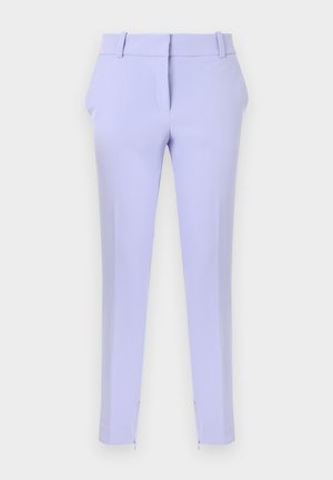 Lila op maat gemaakte broek met rechte pijpen, platte voorkant, riemlussen en ritssluitingen bij de enkels. Glad stof zonder patronen.