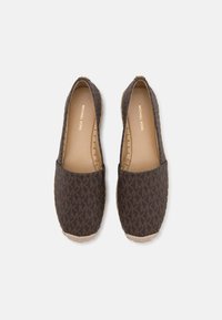 Ruske slip-on cipele s logotip uzorkom, okrugli nos, tkana jute potplat i suptilni zlatni naglasak. Glatki unutarnji izložak dopunjuje dizajn.