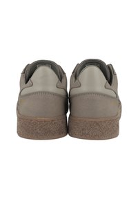 Sneakers in suede e pelle grigio con suola in gomma testurizzata. Presentano un colletto imbottito e un branding discreto sul lato.
